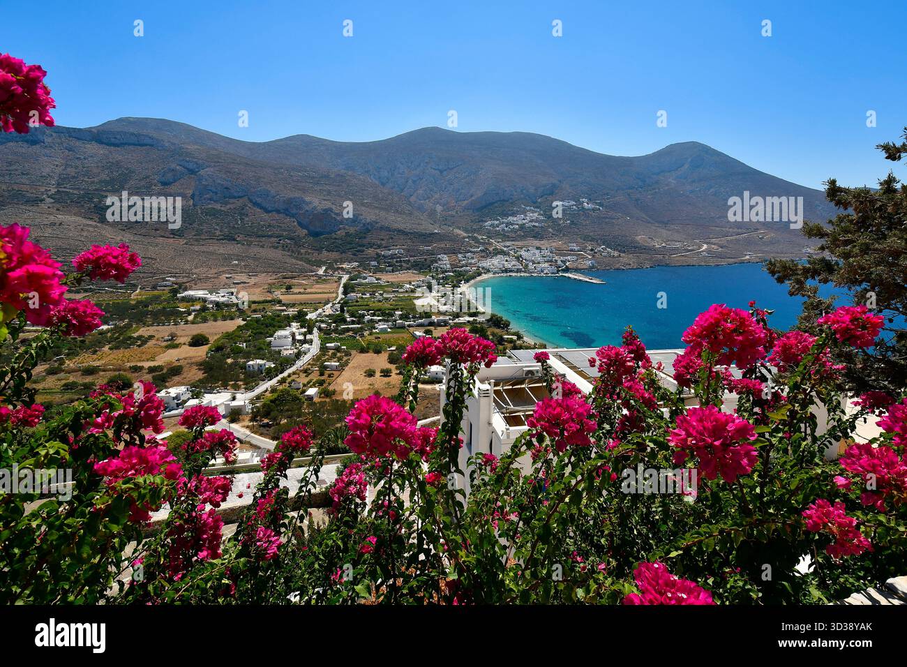 Amorgos, Grecia - vista della città di Aigialis con le sue spiagge, il porto e il molo, sulla collina il villaggio di Potamos, un'isola delle Cicladi sul Mar Egeo Foto Stock