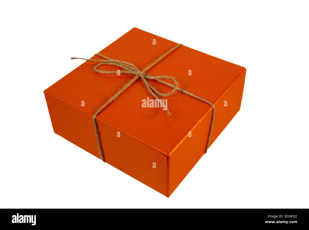 Confezione regalo in stile ecologico realizzata a mano con corda naturale, che simboleggia la sostenibilità e l'estetica delle feste, isolata sul bianco. Foto Stock