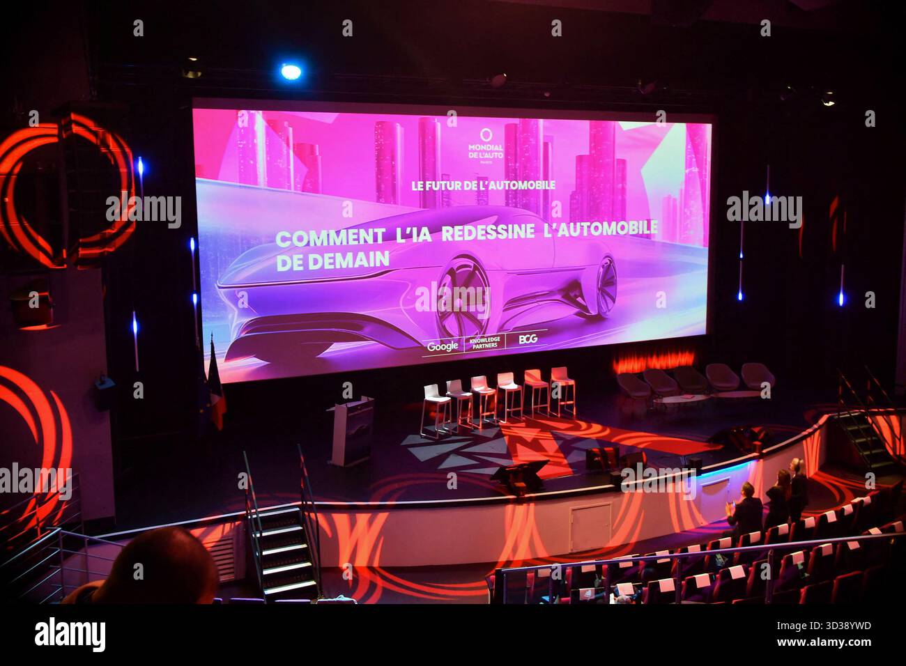 Parigi, Francia. 4 novembre 2025. Visita di Roland Lescure, Ministro dell'economia, delle Finanze e dell'industria, dell'energia e della sovranità digitale e Sébastien Martin, Ministro delegato dell'industria alla giornata dell'industria automobilistica martedì 4 novembre 2025 Cité des Sciences et de l'industrie - la Villette, Parigi 19 foto di Karim Ait Adjedjou/ABACAPRESS.COM credito: Abaca Press/Alamy Live News Foto Stock