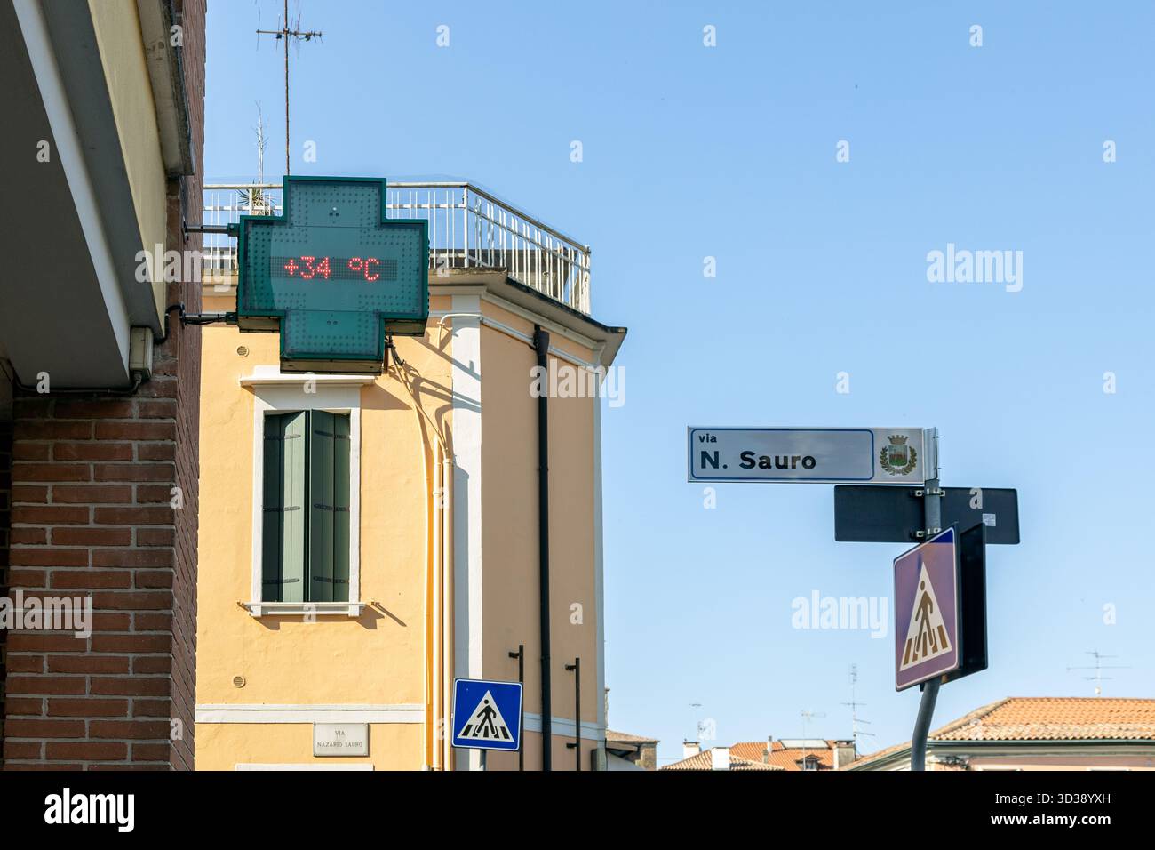 Termometro da strada a 34 gradi Celsius nella calura estiva in una giornata torrida a piove di sacco, Padova, Veneto Foto Stock