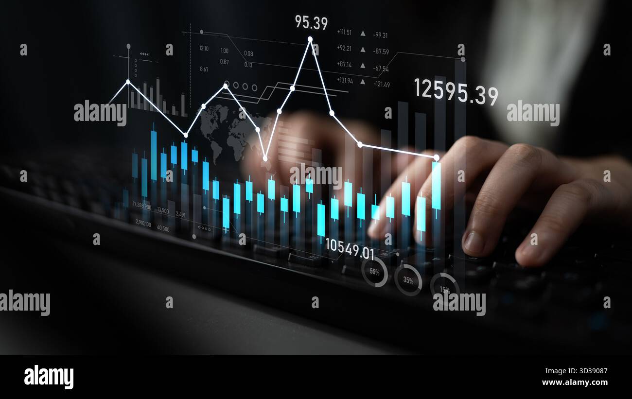Vista ravvicinata della digitazione manuale su una tastiera con grafici digitali e sovrapposizioni di dati che evidenziano le tendenze e le prestazioni finanziarie in un ufficio moderno Foto Stock