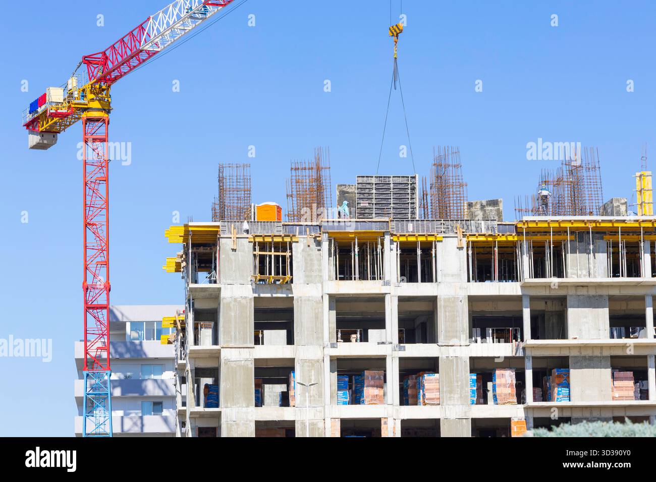 Costruzione di nuovi condomini con grucce. Foto Stock