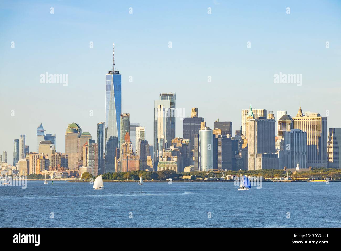 Yacht a vela che navigano sulla Baia di Hudson con i grattacieli di New York sullo sfondo Foto Stock