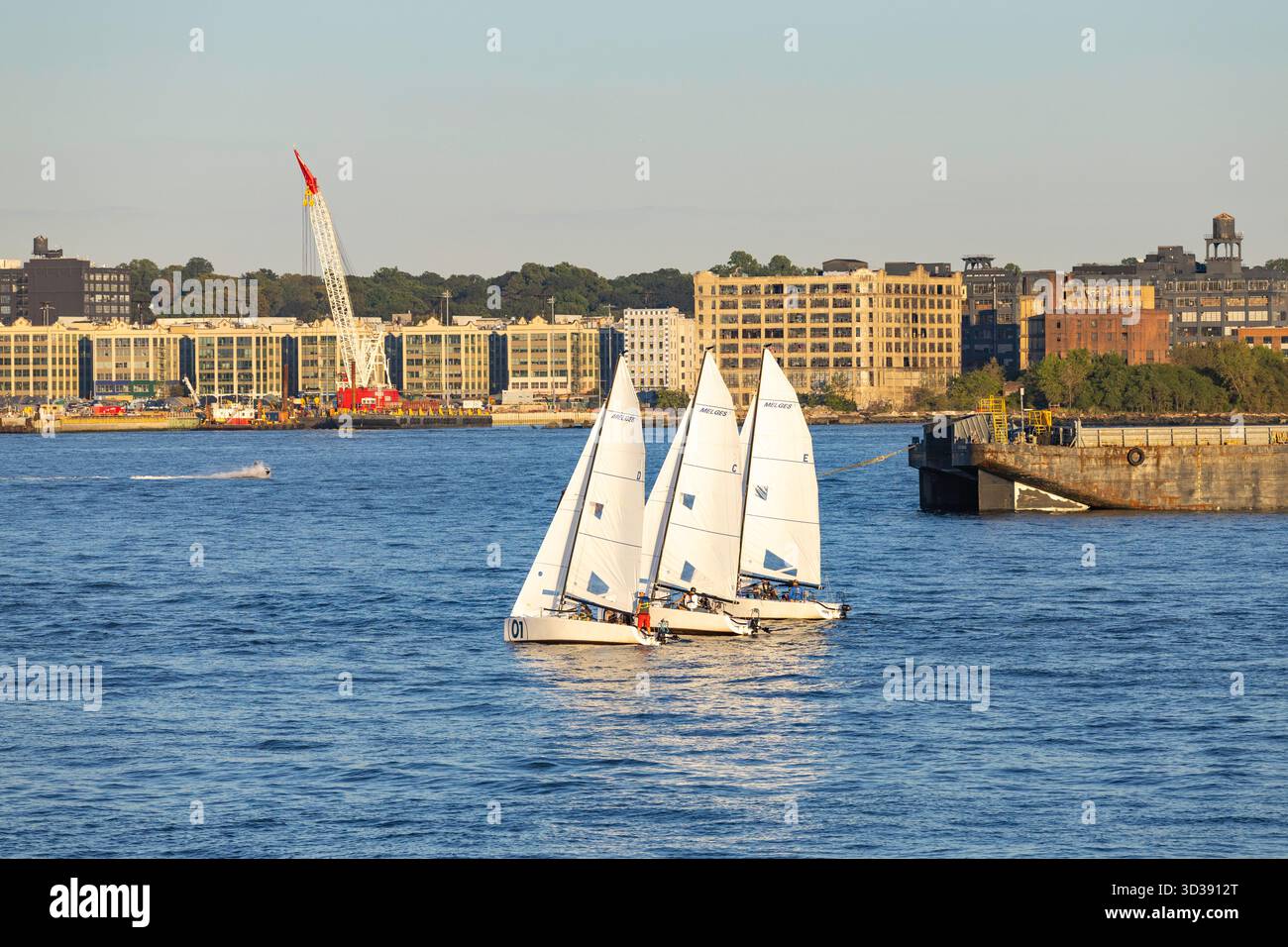 New York, USA - 15.09.2025: Addestramento di tre persone per barche a vela nella Baia di Hudson, New York. Foto Stock