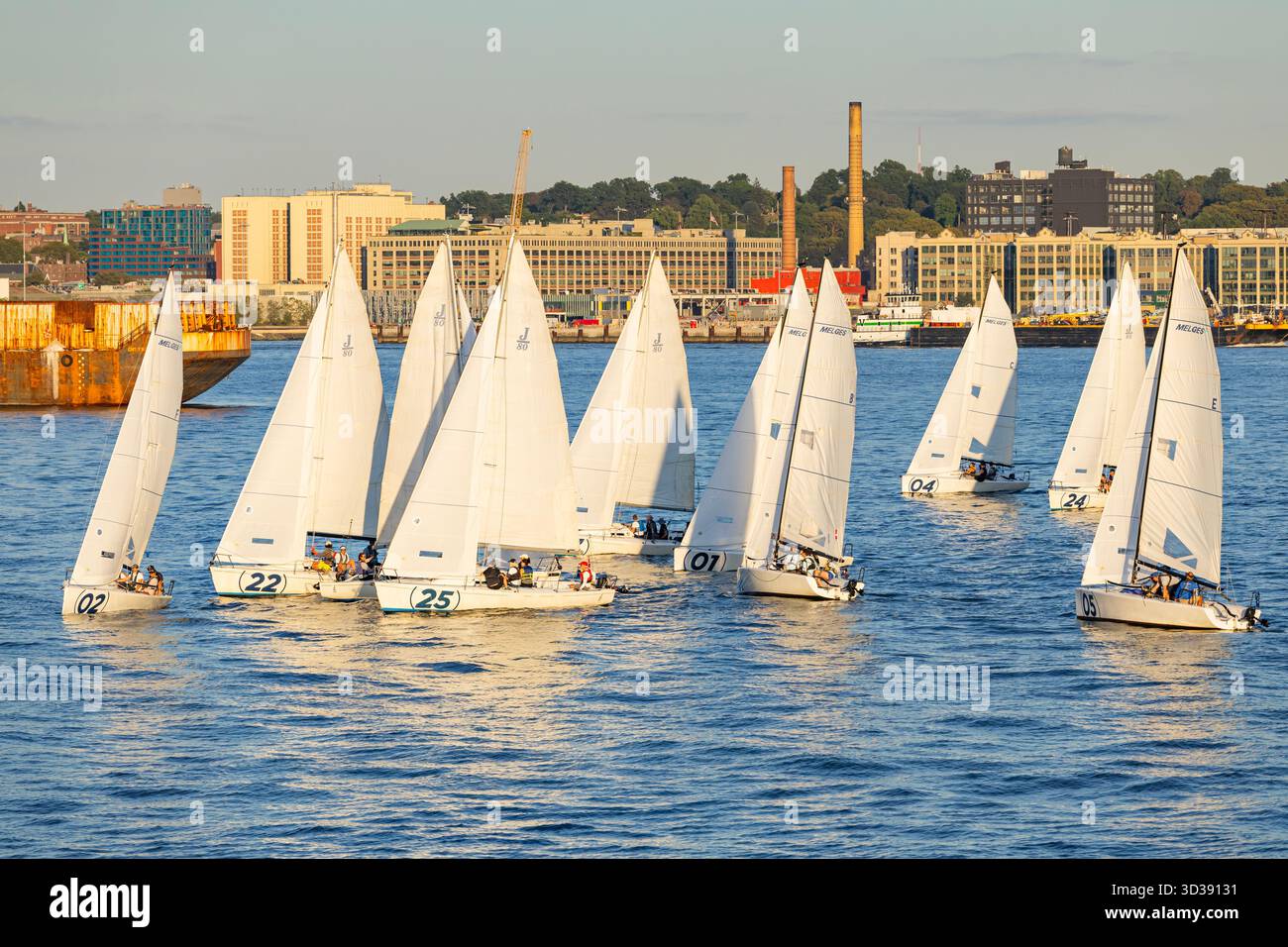 New York, USA - 15.09.2025: Addestramento per tre persone in barca a vela nella Baia di Hudson, New York. Foto Stock
