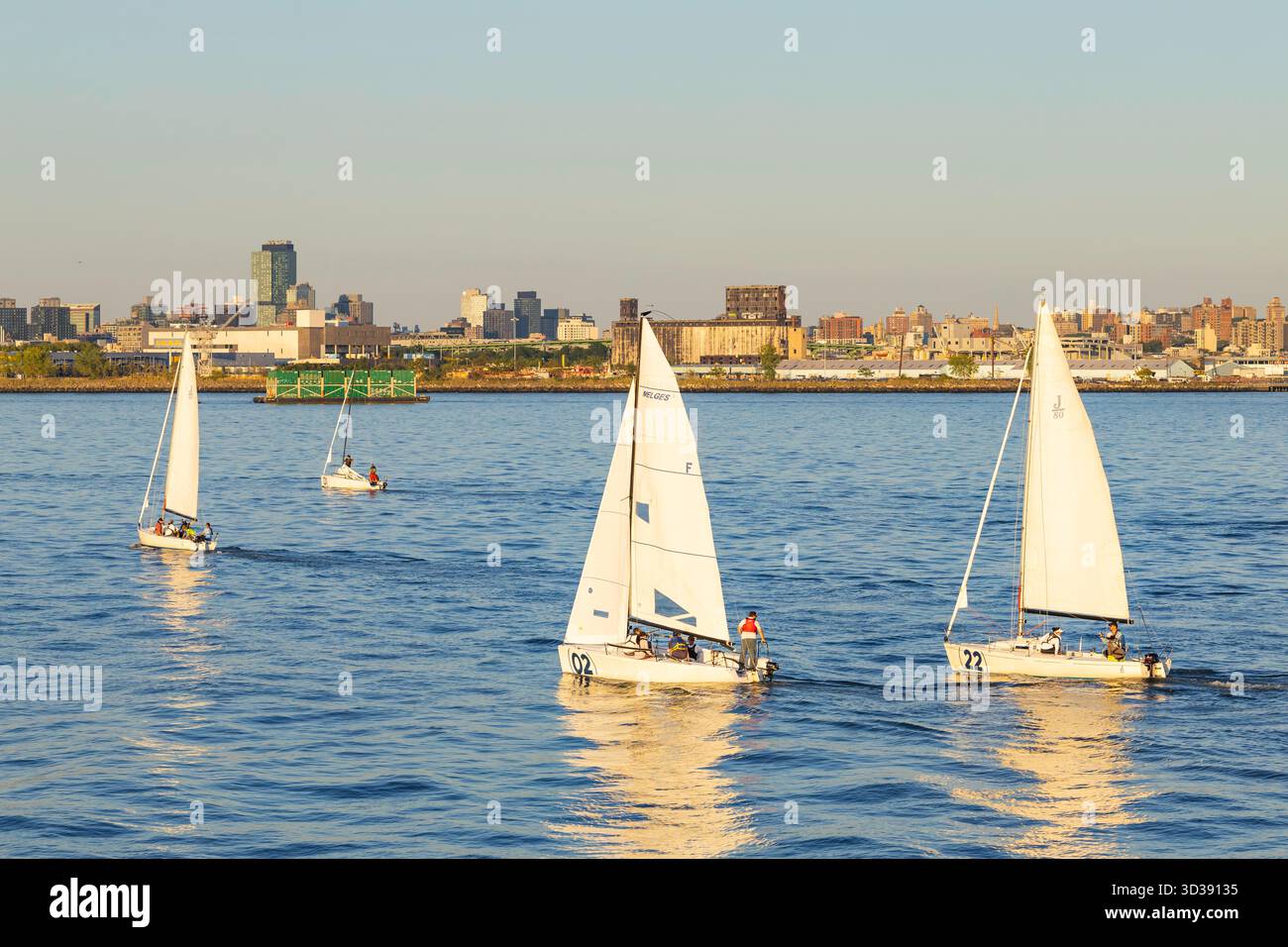 New York, USA - 15.09.2025: Addestramento di tre persone per barche a vela nella Baia di Hudson, New York. Foto Stock