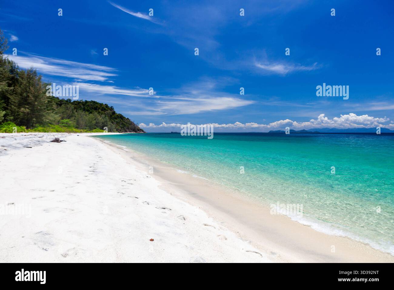 Koh Adang, Thailandia. Le acque cristalline e turchesi del Mare delle Andamane incontrano l'incontaminata spiaggia di sabbia sotto un cielo blu. Splendido paesaggio tropicale. Foto Stock