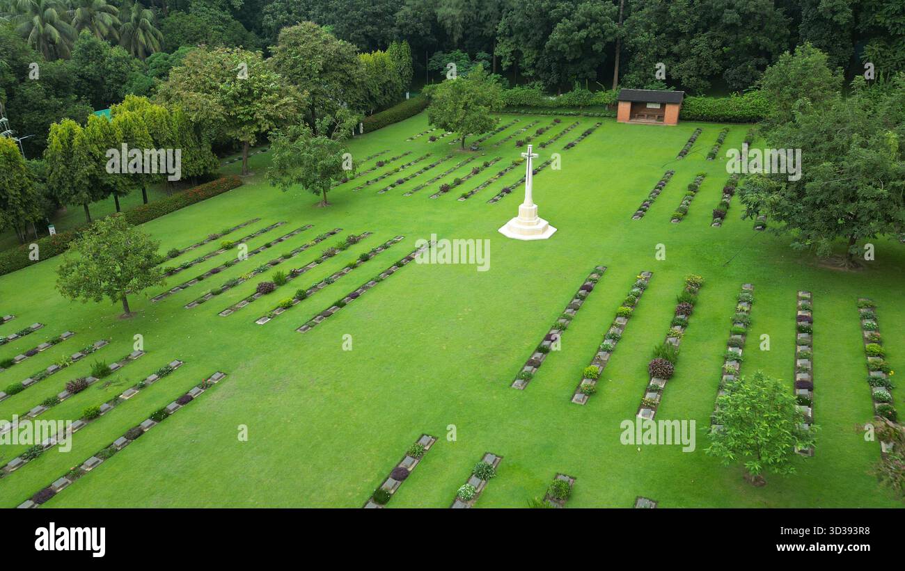 I sereni terreni del cimitero di guerra di Chittagong, Bangladesh. Un commovente tributo al coraggio e al sacrificio delle forze del Commonwealth durante la seconda guerra mondiale Foto Stock