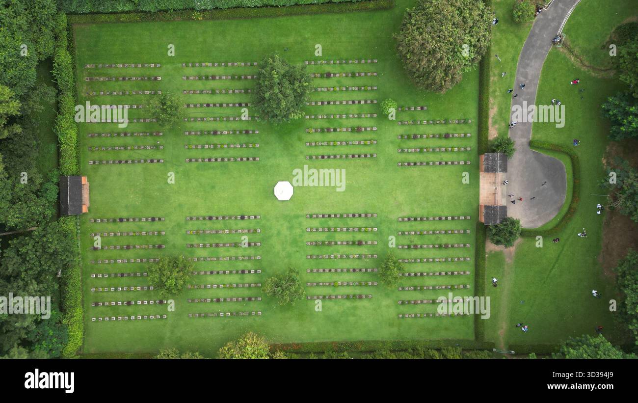 I sereni terreni del cimitero di guerra di Chittagong, Bangladesh. Un commovente tributo al coraggio e al sacrificio delle forze del Commonwealth durante la seconda guerra mondiale Foto Stock