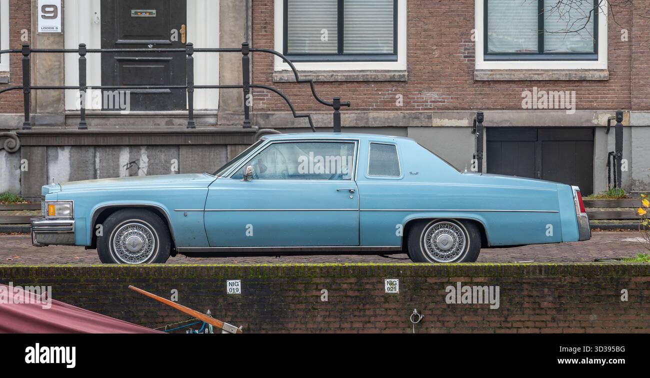 Haarlem, Paesi Bassi, 01.11.2025, Classic american Luxury car Cadillac Coupe de Ville, quinta generazione dal 1977, parcheggiata in strada Foto Stock