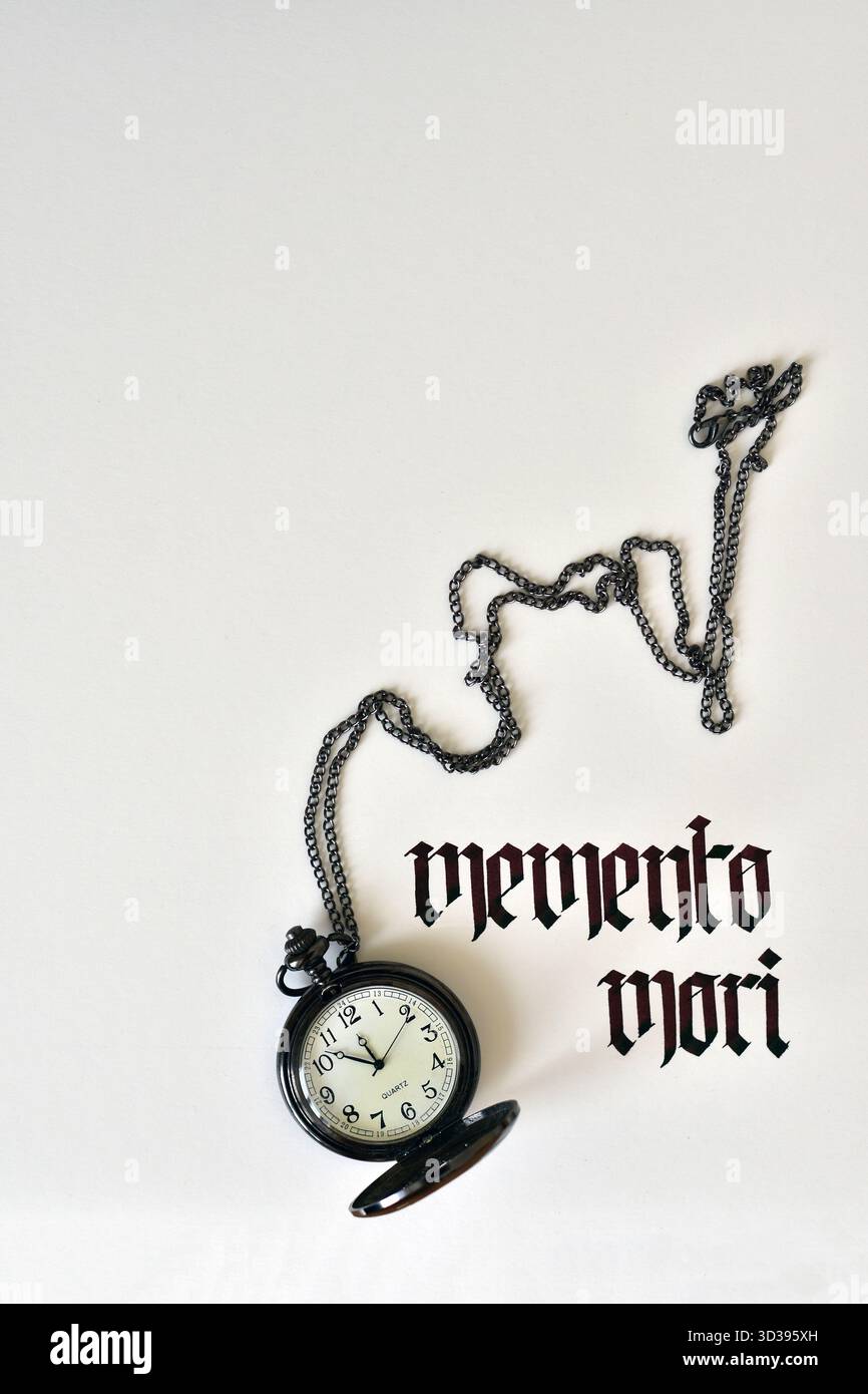 In latino si dice "Memento mori", che significa: "Ricorda che devi morire", scritta a mano in tipografia gotica con un orologio da tasca decorativo su sfondo bianco Foto Stock