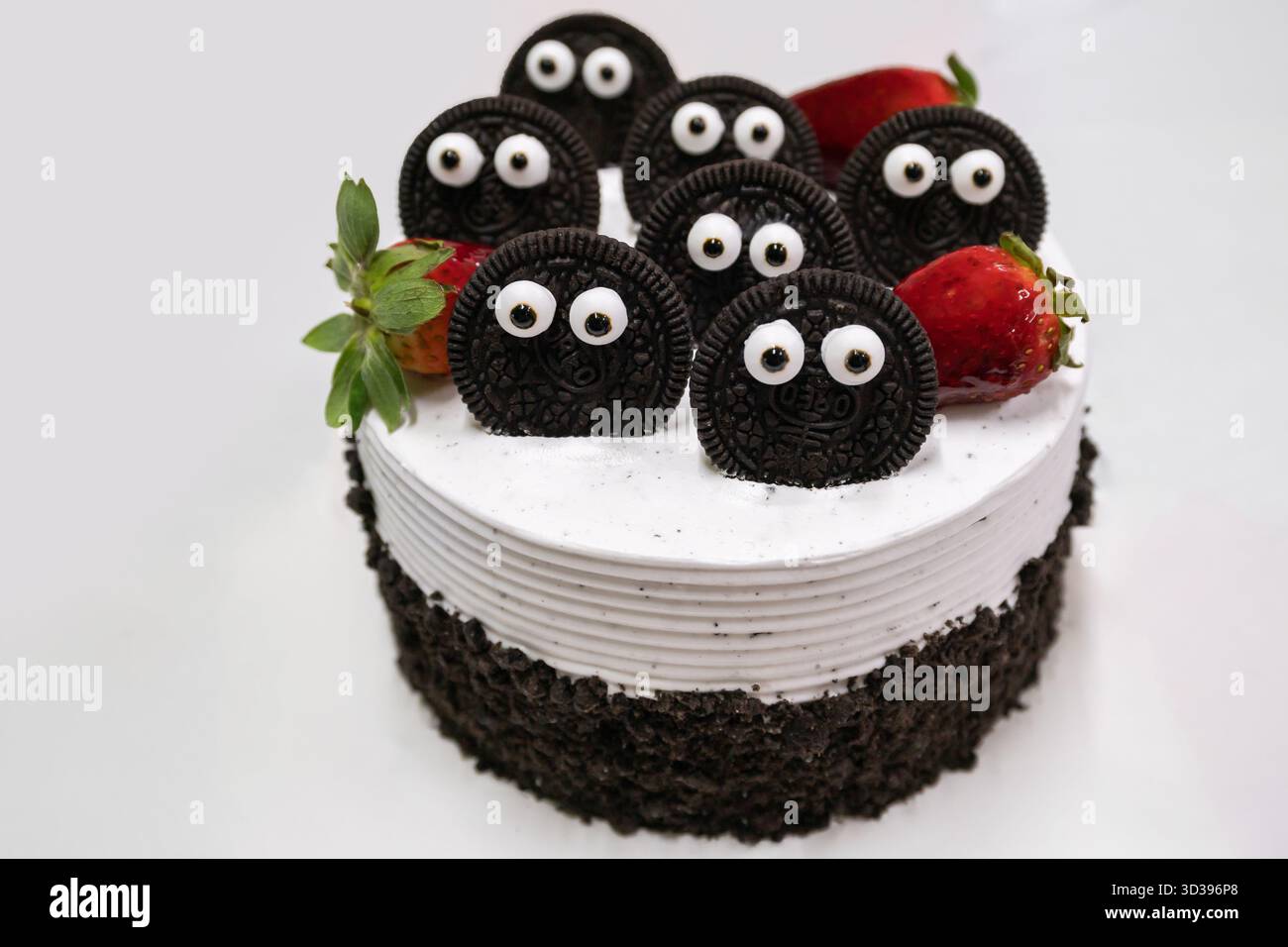 Torta al cioccolato con crostini di oculare e fragole fresche per festeggiare o festeggiare dessert isolati su sfondo bianco. Foto Stock
