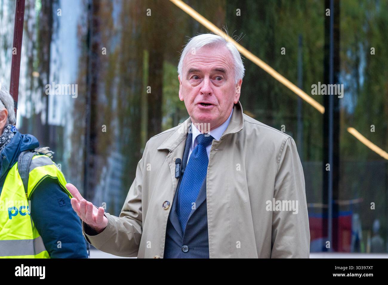 New Scotland Yard, Westminster, Londra, Regno Unito. 5 novembre 2025. Una protesta sta sta avendo luogo fuori New Scotland Yard da parte dei membri del PCS union per la retribuzione. Il 93% dei membri DEL PCS ha votato a favore dello sciopero per il rifiuto della polizia MET di pagare loro un'indennità di Londra che viene pagata agli agenti di polizia. Parla il deputato John McDonnell Foto Stock