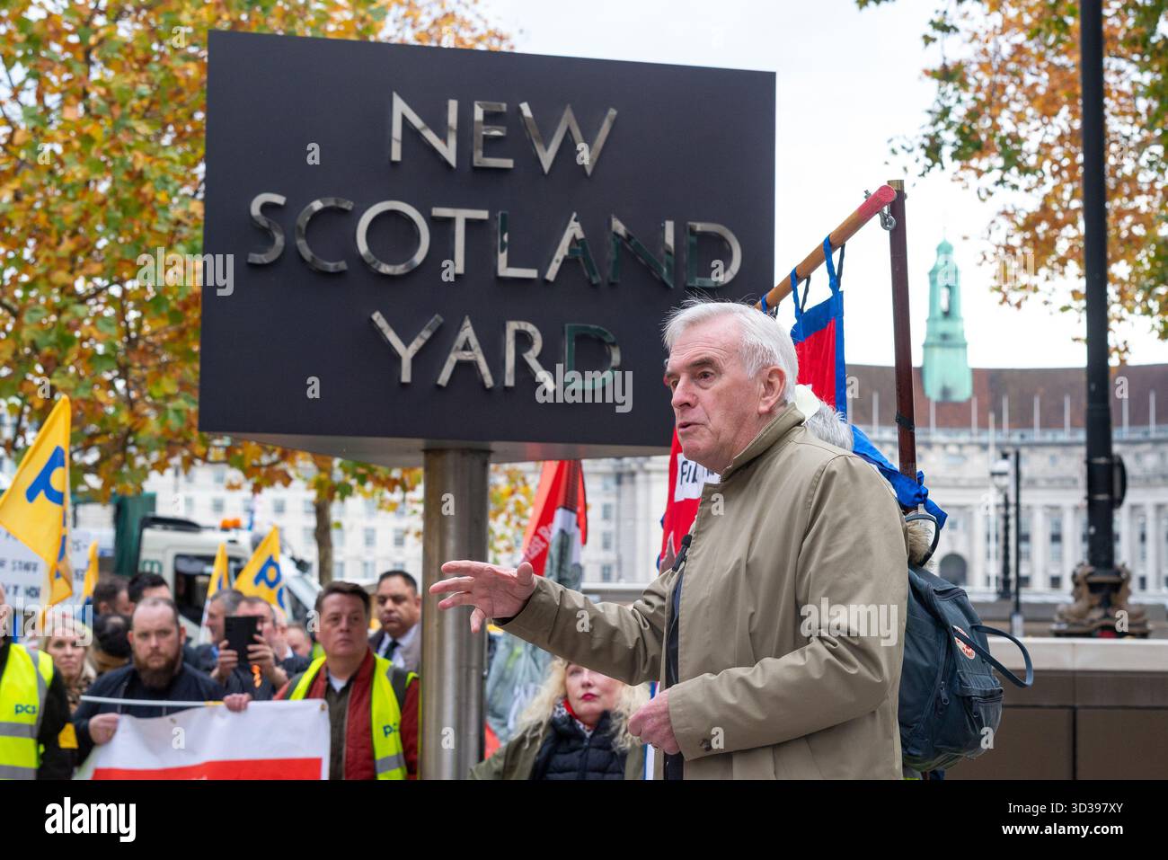 New Scotland Yard, Westminster, Londra, Regno Unito. 5 novembre 2025. Una protesta sta sta avendo luogo fuori New Scotland Yard da parte dei membri del PCS union per la retribuzione. Il 93% dei membri DEL PCS ha votato a favore dello sciopero per il rifiuto della polizia MET di pagare loro un'indennità di Londra che viene pagata agli agenti di polizia. Parla il deputato John McDonnell Foto Stock