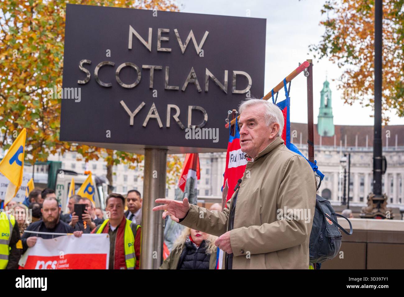 New Scotland Yard, Westminster, Londra, Regno Unito. 5 novembre 2025. Una protesta sta sta avendo luogo fuori New Scotland Yard da parte dei membri del PCS union per la retribuzione. Il 93% dei membri DEL PCS ha votato a favore dello sciopero per il rifiuto della polizia MET di pagare loro un'indennità di Londra che viene pagata agli agenti di polizia. Parla il deputato John McDonnell Foto Stock