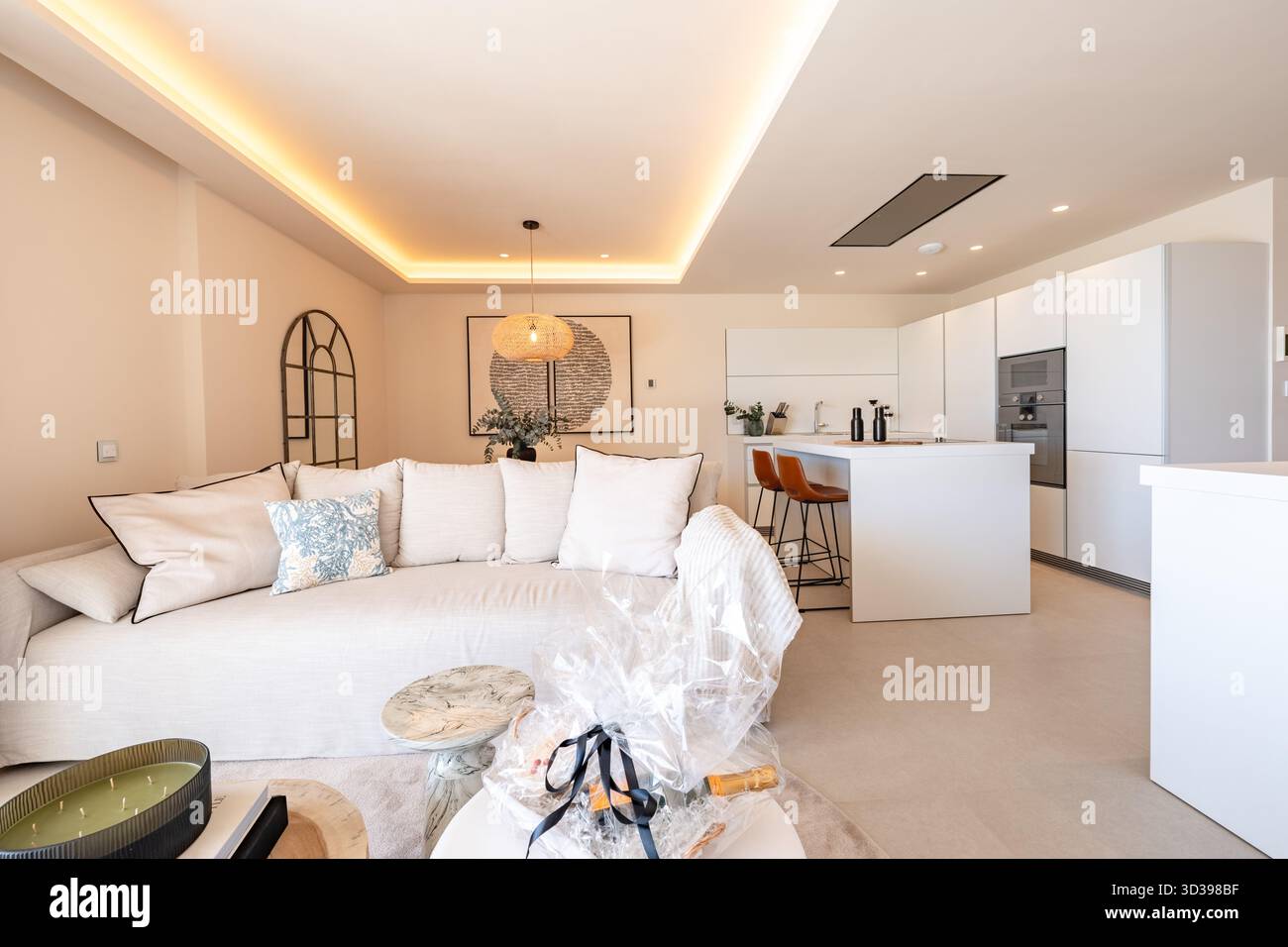 Moderno soggiorno open space e interni con cucina in una lussuosa casa ristrutturata Foto Stock