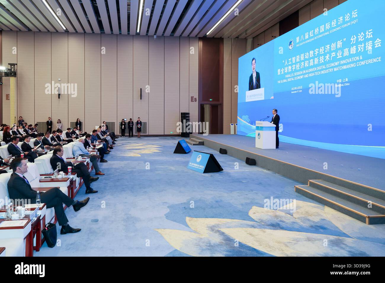 Shanghai, Cina. 5 novembre 2025. Una sessione parallela sull'innovazione dell'economia digitale basata sull'intelligenza artificiale e sulla Global Digital Economy and High-tech Industry Matchmaking Conference si terrà a margine dell'ottavo Hongqiao International Economic Forum presso il National Exhibition and Convention Center (Shanghai) a Shanghai, Cina orientale, 5 novembre 2025. Crediti: Wang Xiang/Xinhua/Alamy Live News Foto Stock