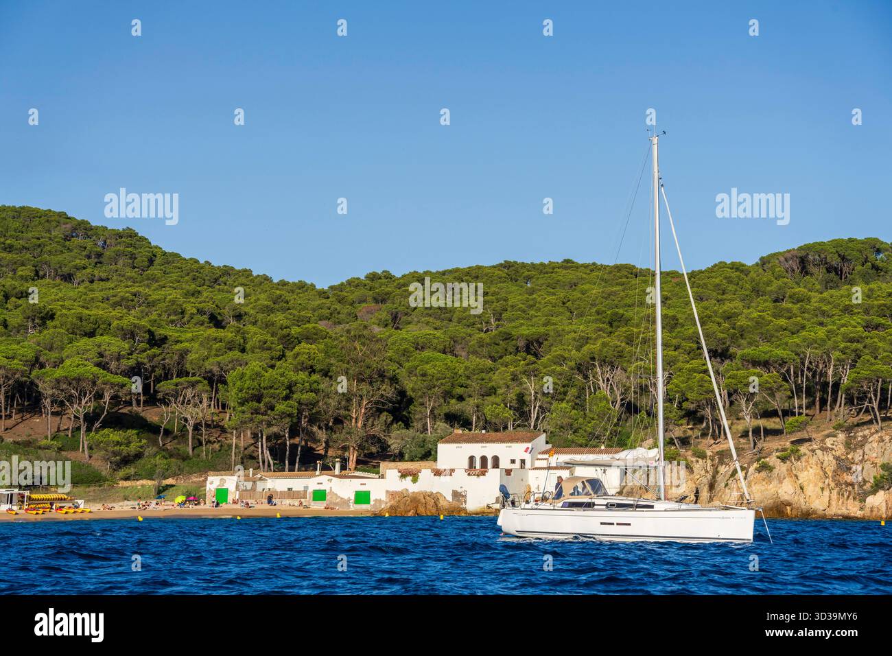 Imbarcazioni da diporto a Cala Castell, Cala Castell Beach, Palamós, Girona, Catalogna, Spagna Foto Stock