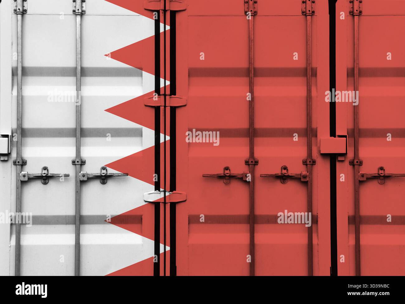 Container di spedizione con bandiera nazionale del Bahrein che simboleggia le tariffe e le politiche commerciali internazionali nel contesto del commercio globale Foto Stock