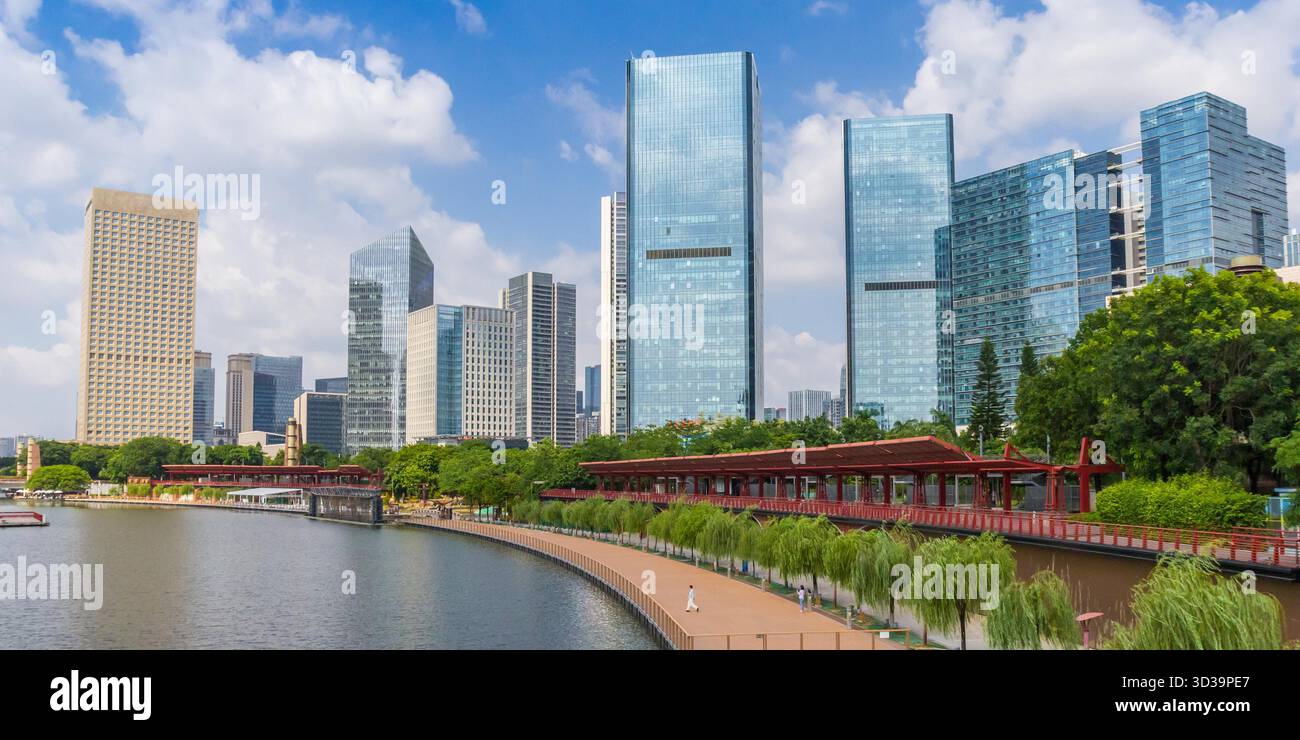 Panorama degli edifici adibiti a uffici presso il Parco del Lago Qiandeng a Foshan, Cina Foto Stock