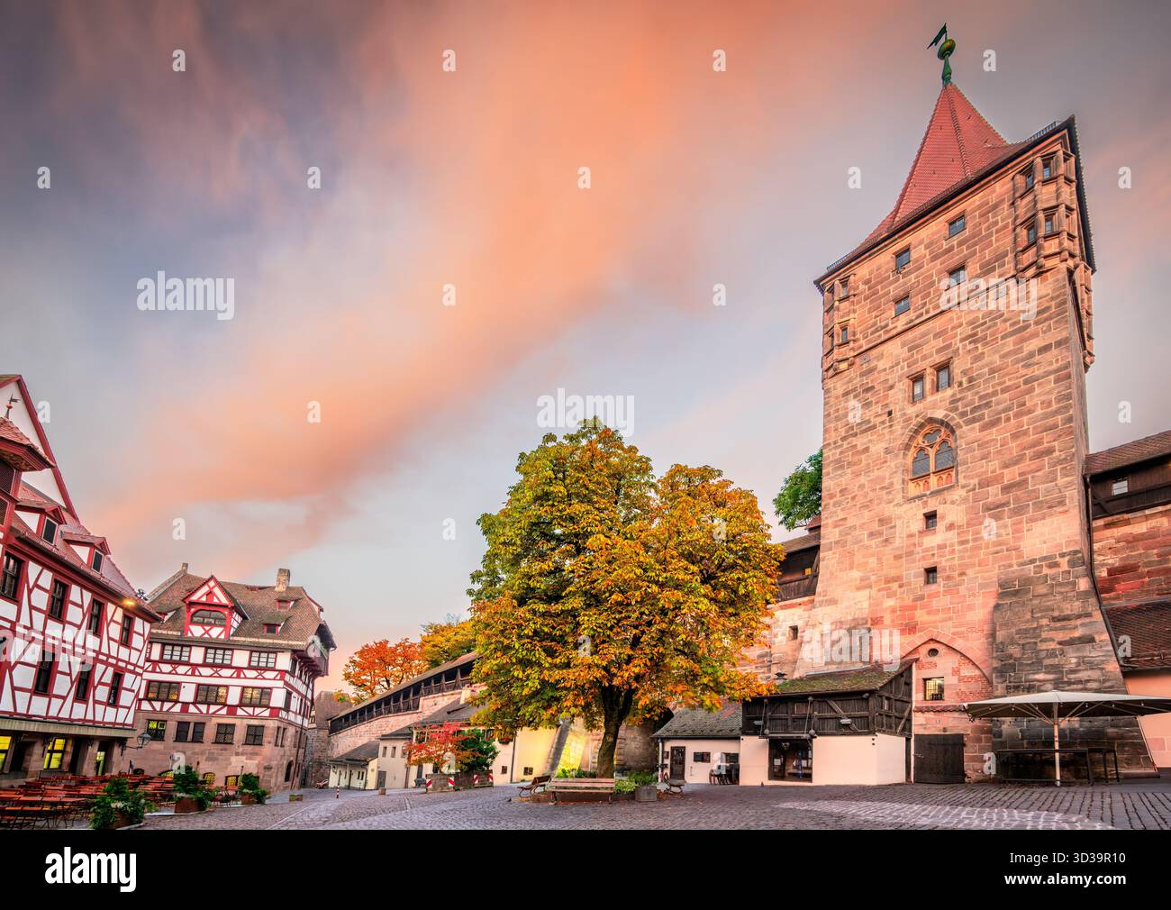 Norimberga, Germania. Piazza Tiergartnertor nella città vecchia di Kaiserburg, al crepuscolo mattutino. Foto Stock