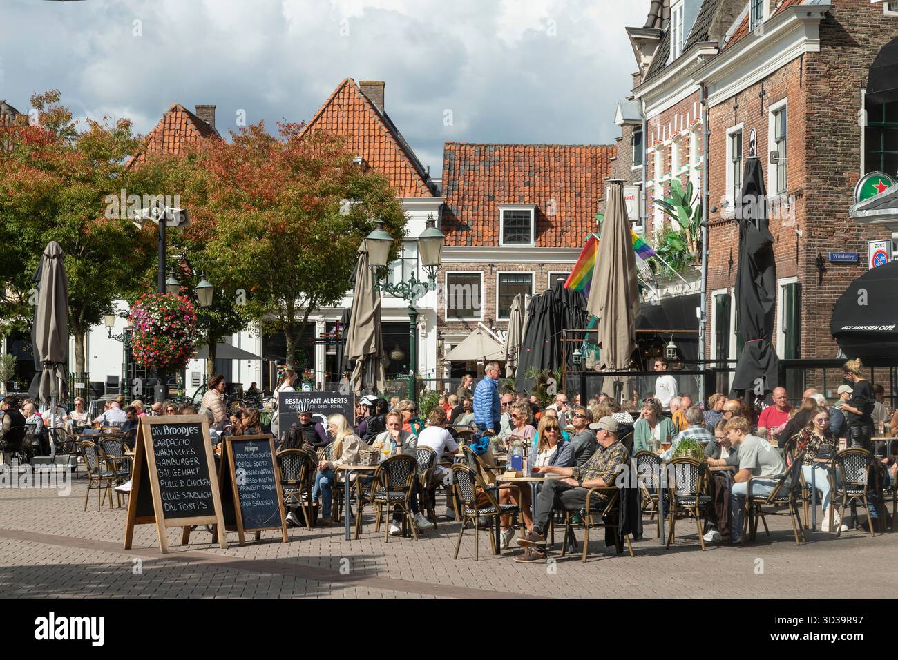 Le persone si godono le terrazze sulla piazza cittadina - De Hof, nel centro storico di Amersfoort. Foto Stock