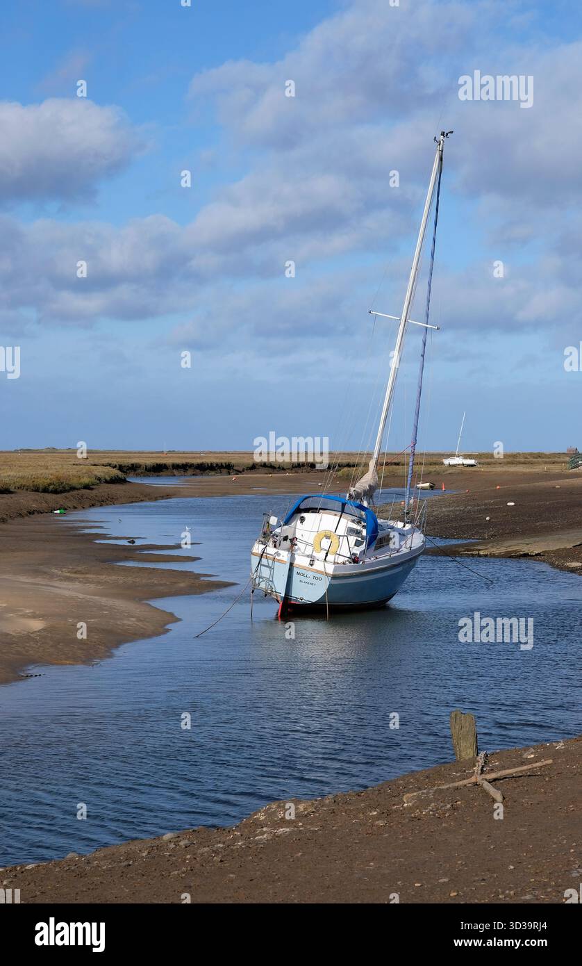 yacht ormeggiato, porto di blakeney, nord di norfolk, inghilterra Foto Stock