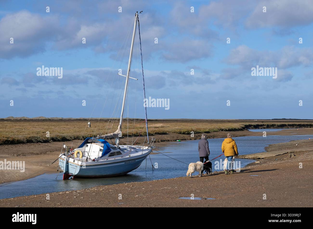 yacht ormeggiato, porto di blakeney, nord di norfolk, inghilterra Foto Stock