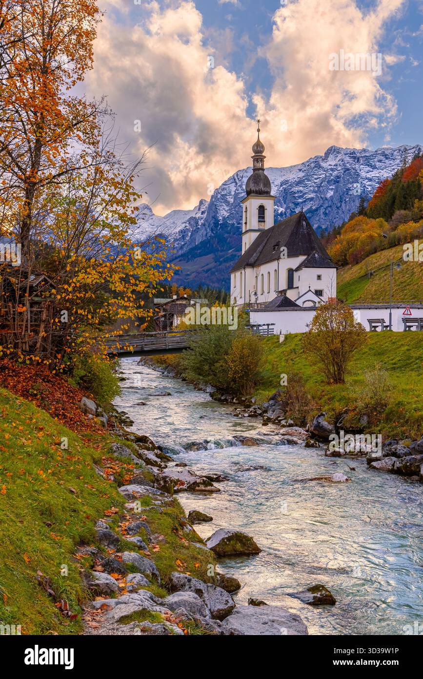 La luce del tardo pomeriggio si abbassa dolcemente sulla chiesa di San Sebastiano a Ramsau bei Berchtesgaden, situata nella regione della Baviera, nella Terra dei Berchtesgadener, Germ Foto Stock
