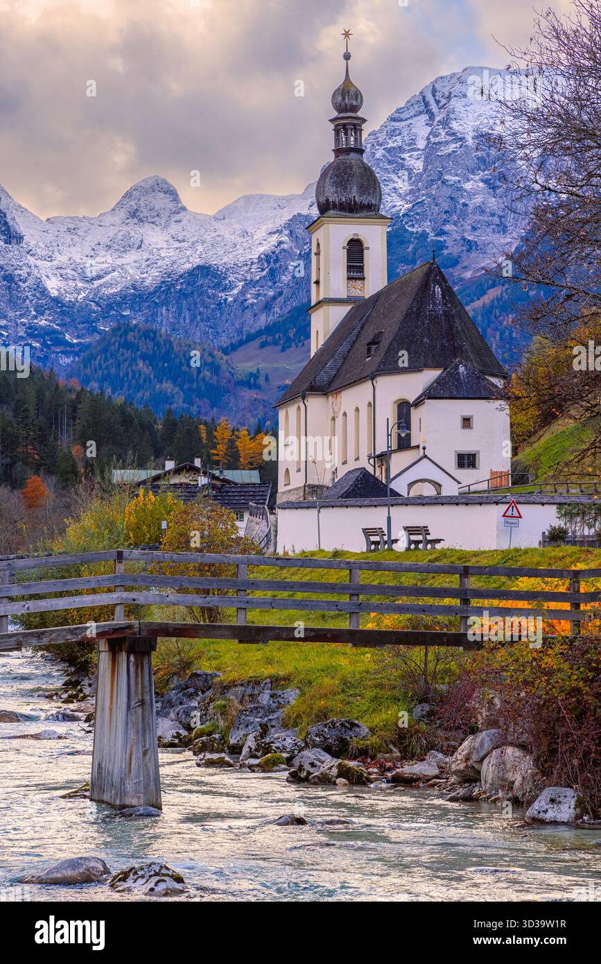 La luce del tardo pomeriggio si abbassa dolcemente sulla chiesa di San Sebastiano a Ramsau bei Berchtesgaden, situata nella regione della Baviera, nella Terra dei Berchtesgadener, Germ Foto Stock