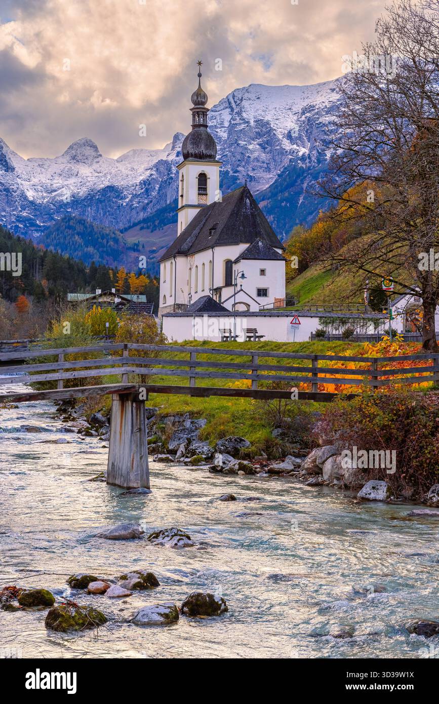 La luce del tardo pomeriggio si abbassa dolcemente sulla chiesa di San Sebastiano a Ramsau bei Berchtesgaden, situata nella regione della Baviera, nella Terra dei Berchtesgadener, Germ Foto Stock