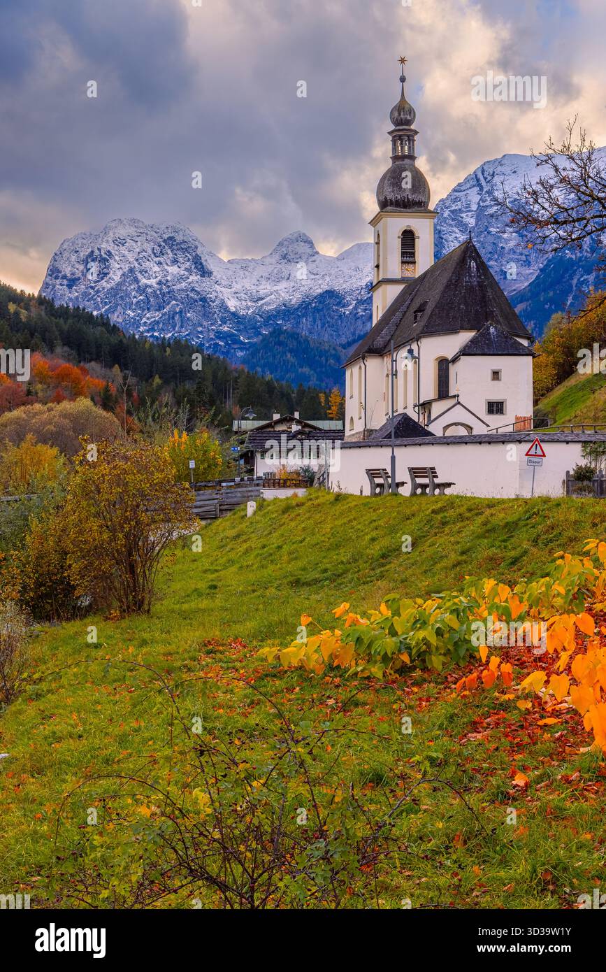 La luce del tardo pomeriggio si abbassa dolcemente sulla chiesa di San Sebastiano a Ramsau bei Berchtesgaden, situata nella regione della Baviera, nella Terra dei Berchtesgadener, Germ Foto Stock