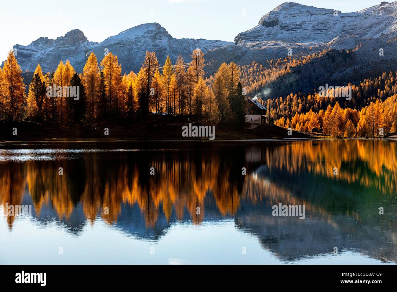 Lago e rifugio Croda da lago, Cortina d'Ampezzo sulle Dolomiti, Italia, i migliori colori autunnali, larici dorati e fogliame autunnale Foto Stock