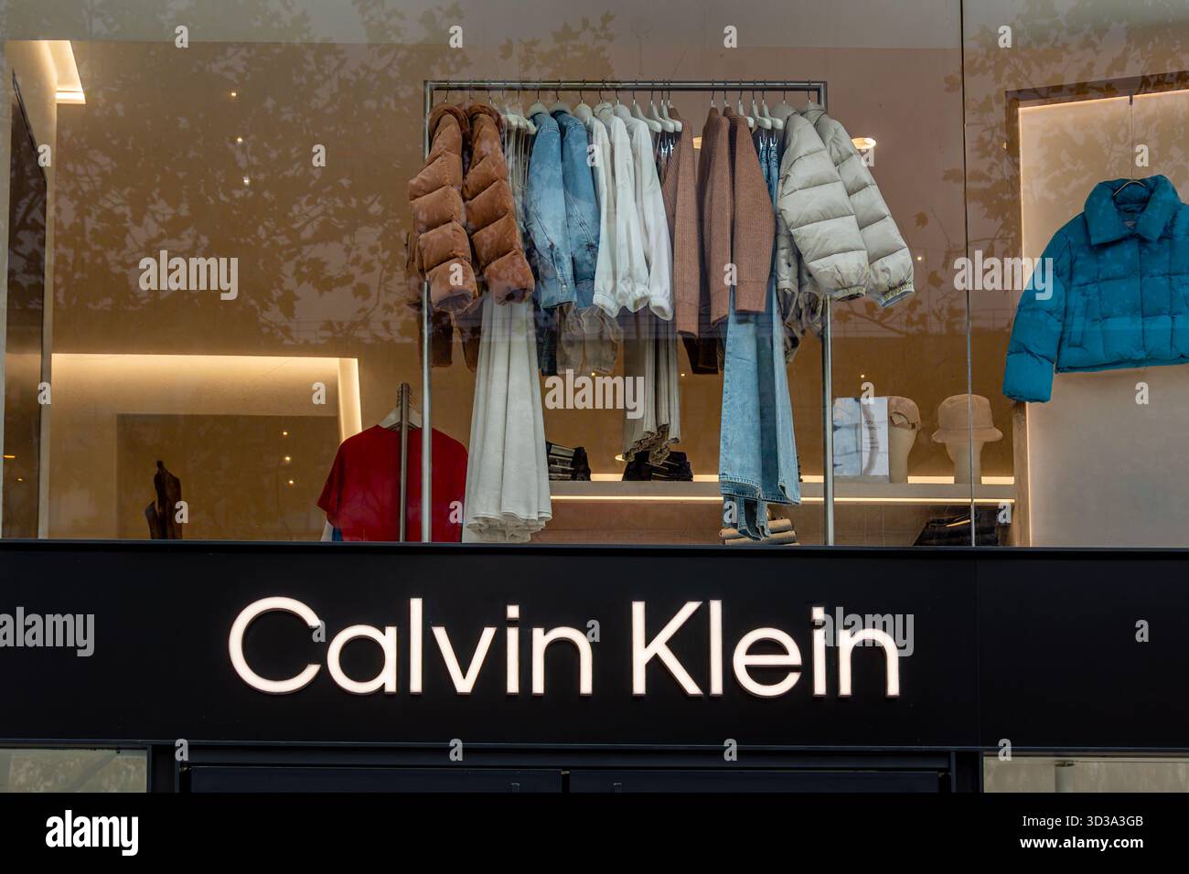 Vetrina di un negozio Calvin Klein. Calvin Klein è un marchio americano e una catena internazionale di negozi di moda fondata dallo stilista Calvin Klein Foto Stock