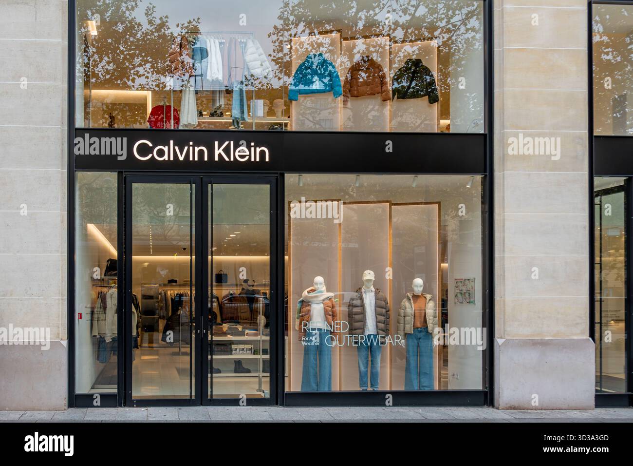 Vista esterna del negozio Calvin Klein. Calvin Klein è un marchio americano e una catena internazionale di negozi di moda fondata dallo stilista Calvin Klein Foto Stock