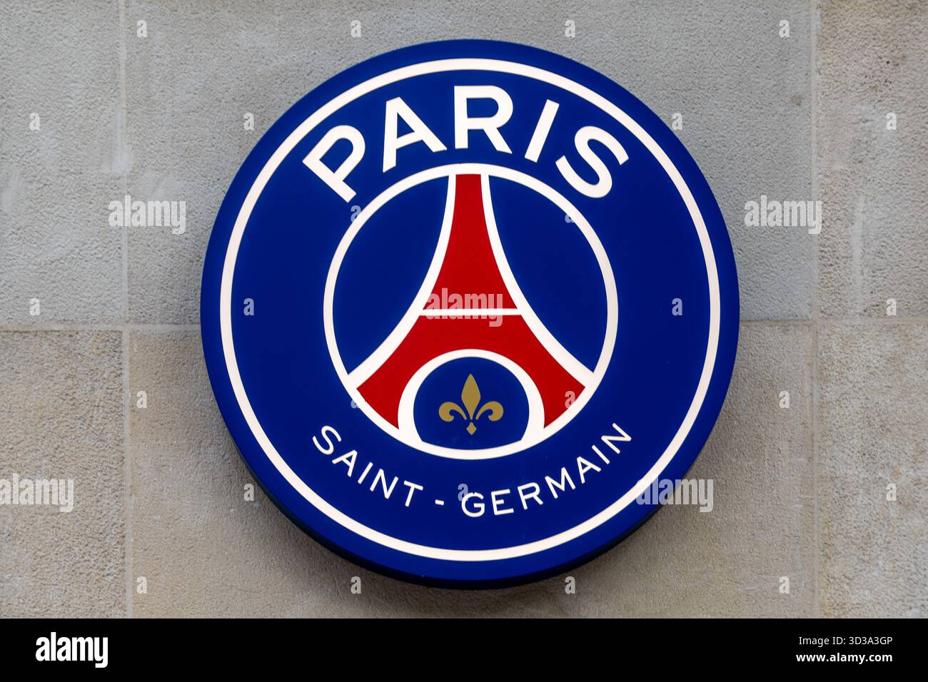 Logo sulla facciata di un negozio PSG. Il Paris Saint-Germain Football Club, noto anche come PSG, è una società calcistica francese con sede a Parigi, in Francia Foto Stock