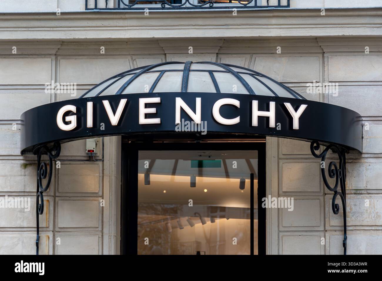 Cartello all'ingresso di un negozio Givenchy nel quartiere degli Champs-Elysees di Parigi, Francia. Givenchy è un marchio di lusso francese del gruppo LVMH Foto Stock