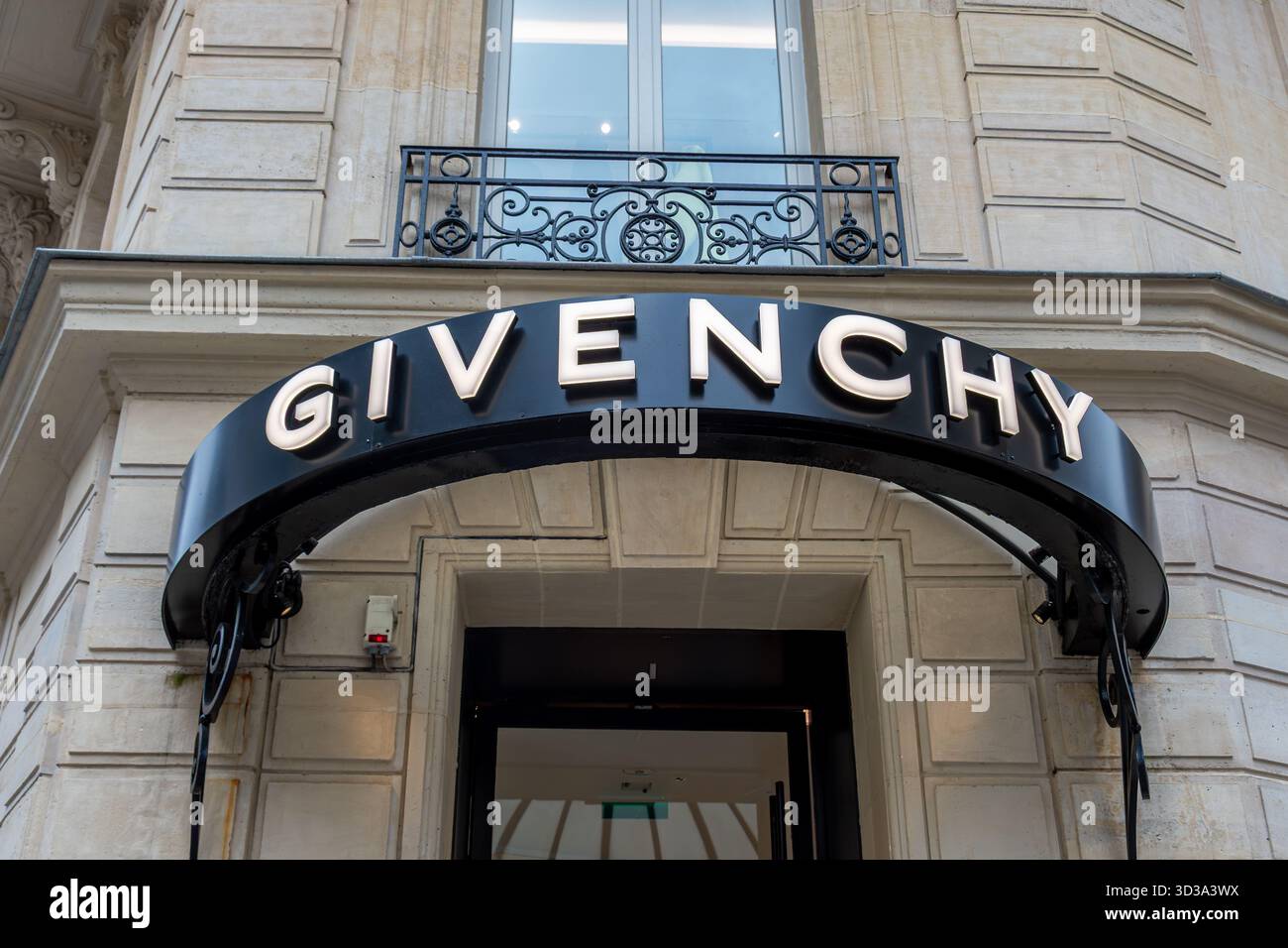 Cartello all'ingresso di un negozio Givenchy nel quartiere degli Champs-Elysees di Parigi, Francia. Givenchy è un marchio di lusso francese del gruppo LVMH Foto Stock
