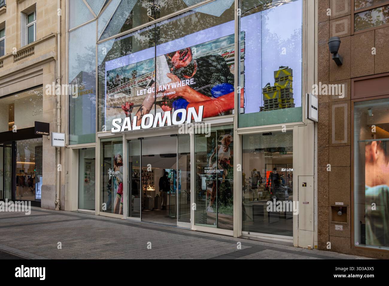 Vista esterna del negozio Salomon sull'avenue Champs-Elysées di Parigi. Salomon è un'azienda francese specializzata in attrezzature sportive e per il tempo libero Foto Stock