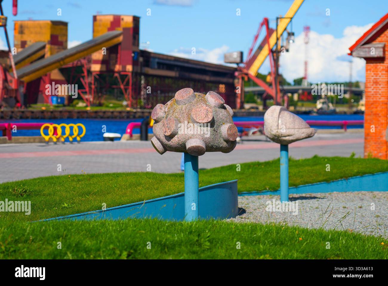 Sette opere d'arte di meteoriti mentali sul lungomare di via Ostas nel porto di Ventspils, Lettonia Foto Stock
