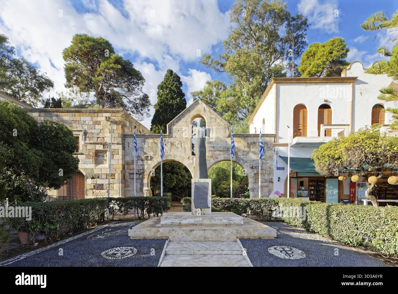 Monumento ad Akti Miaouli 6-14 per commemorare la resistenza nazionale, città vecchia, città di Kos, isola di Kos, isole del Dodecaneso, Grecia Foto Stock