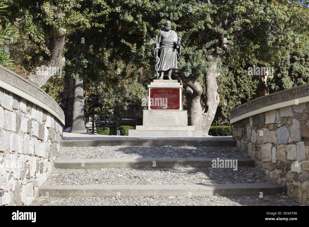 Monumento, statua, Ippocrate, anche Ippocrate di Kos, famoso medico antico, padre della medicina moderna, 460-370 a.C. sorge alla fortezza di Neratzia, Old Tow Foto Stock