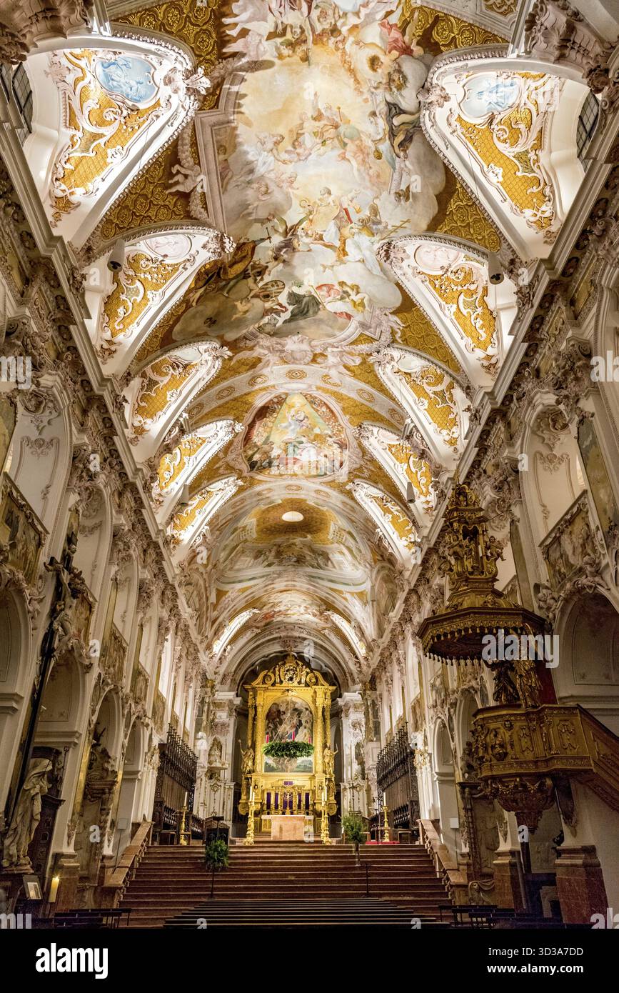 Altare maggiore, pulpito e affreschi a soffitto illuminati durante l'Avvento, navata centrale, interno rococò dei fratelli Asam, Cattedrale di Santa Maria Frisinga Foto Stock