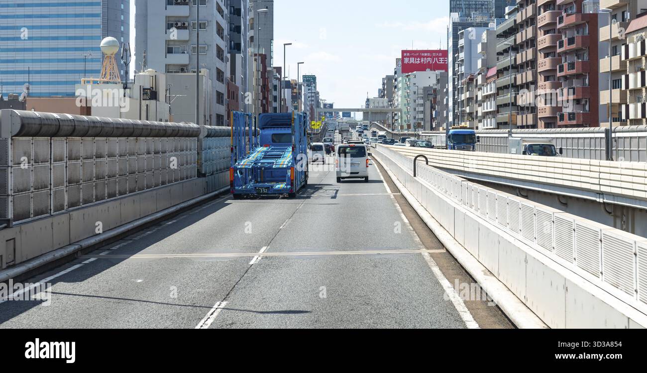 Strada principale a più corsie vicino a edifici residenziali, Shinjuku City, Tokyo, Giappone Foto Stock