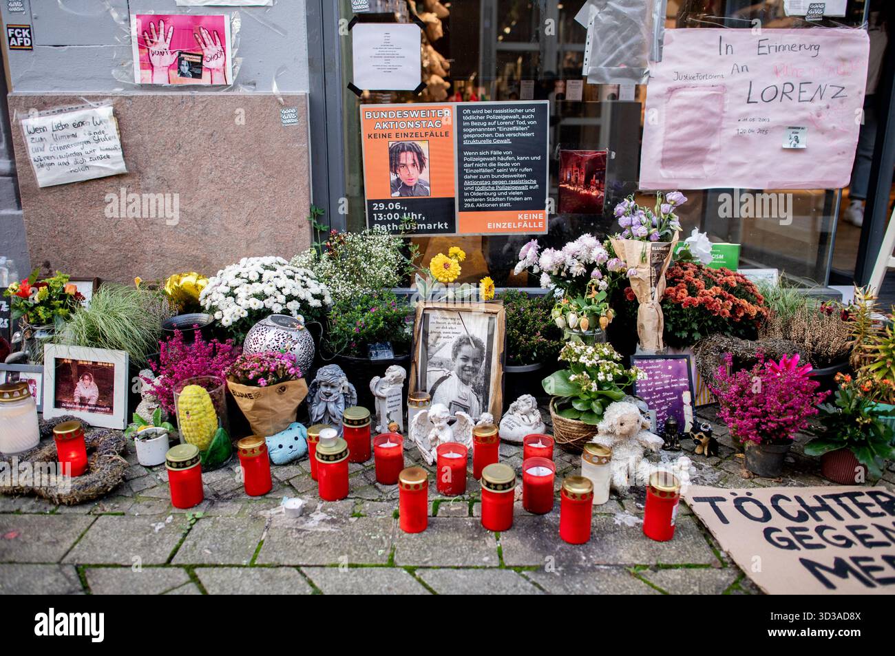 Oldenburg, Germania. 5 novembre 2025. Foto, fiori e candele sulla scena del crimine nel centro della città commemorano Lorenz, ferita a morte da un colpo di pistola della polizia. Dopo la sparatoria fatale del ventunenne, l'ufficio del pubblico ministero ha accusato un agente di polizia per omicidio colposo. Crediti: Hauke-Christian Dittrich/dpa/Alamy Live News Foto Stock