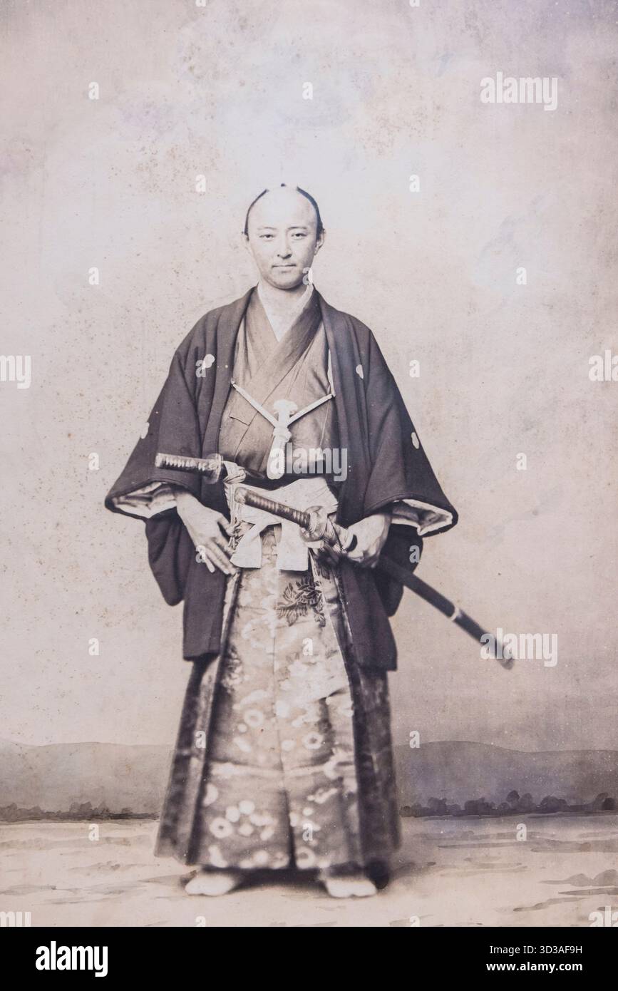 Tokyo, Giappone - 16 marzo 2025: Foto d'epoca del Samurai giapponese con spada del XIX secolo nel museo nazionale di Tokyo in Giappone Foto Stock