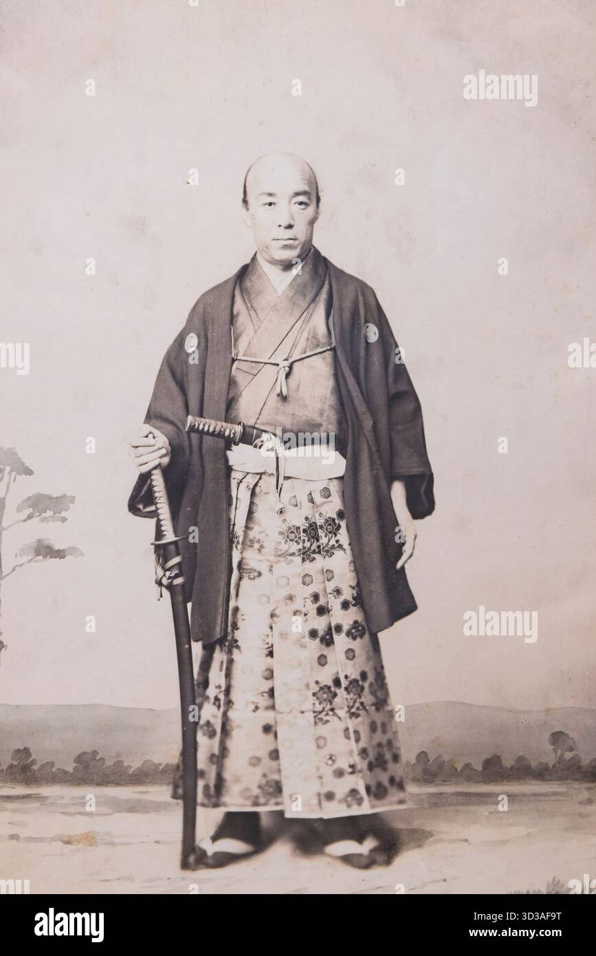 Tokyo, Giappone - 16 marzo 2025: Foto d'epoca del Samurai giapponese con spada del XIX secolo nel museo nazionale di Tokyo in Giappone Foto Stock