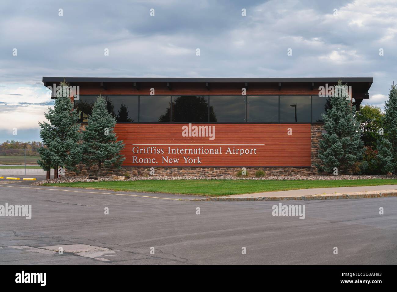 Roma, NY - 12 ottobre 2025: L'aeroporto internazionale Griffiss (RME) è un aeroporto pubblico che serve la contea di Oneida presso il Griffiss Business and Technology Park di proprietà Foto Stock