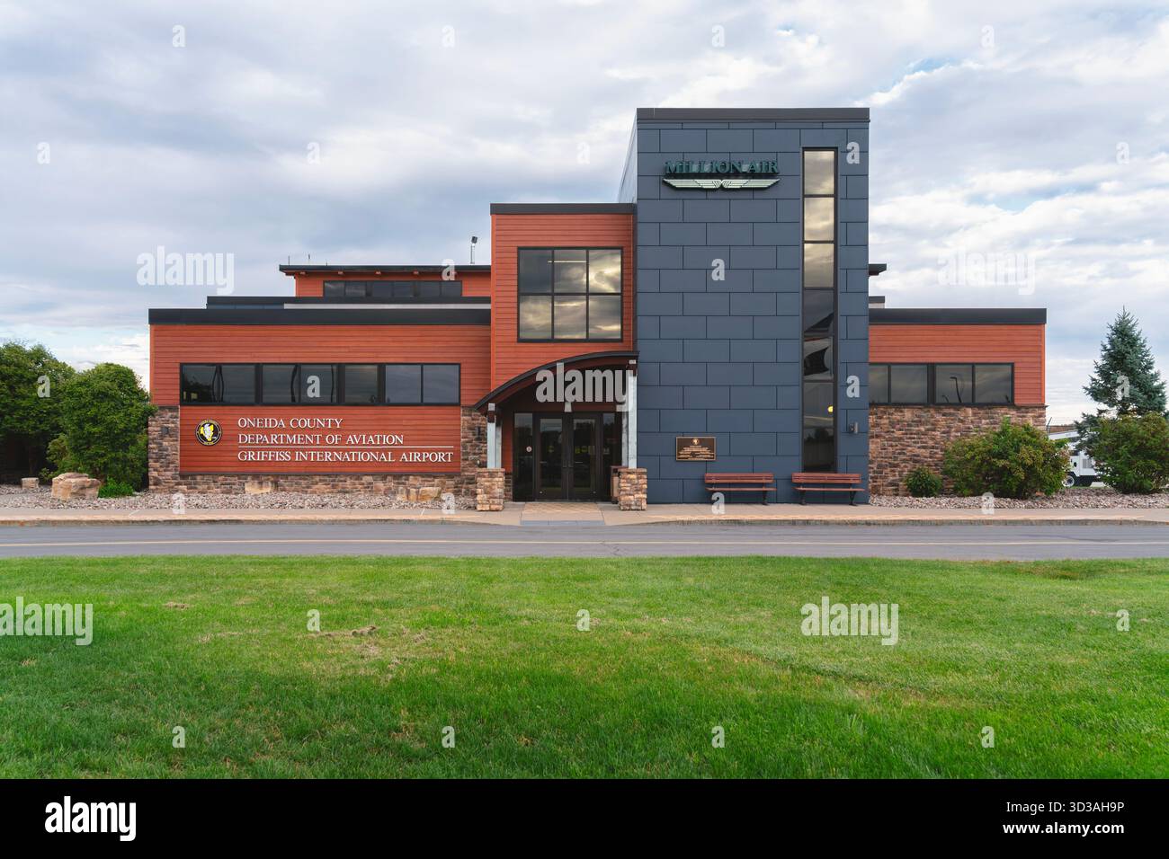 Roma, NY - 12 ottobre 2025: L'aeroporto internazionale Griffiss (RME) è un aeroporto pubblico che serve la contea di Oneida presso il Griffiss Business and Technology Park di proprietà Foto Stock