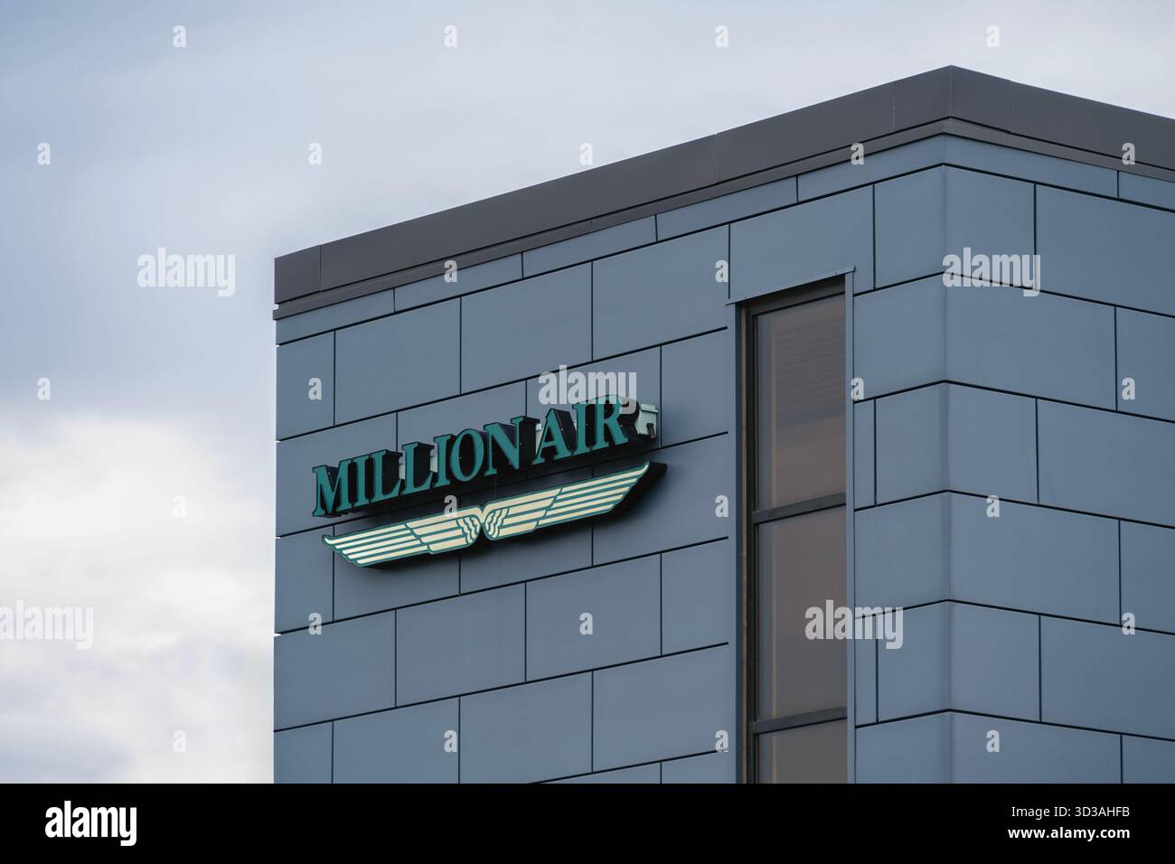 Roma, NY - 12 ottobre 2025: L'aeroporto internazionale Griffiss (RME) è un aeroporto pubblico che serve la contea di Oneida presso il Griffiss Business and Technology Park di proprietà Foto Stock